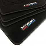 Tapis de sol en velours pour BMW Série 3 E90/E91, détail du motif Performance brodé